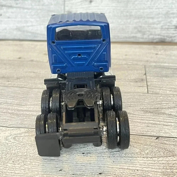 Dicast Semi Truck Blue - Picture 5 of 13